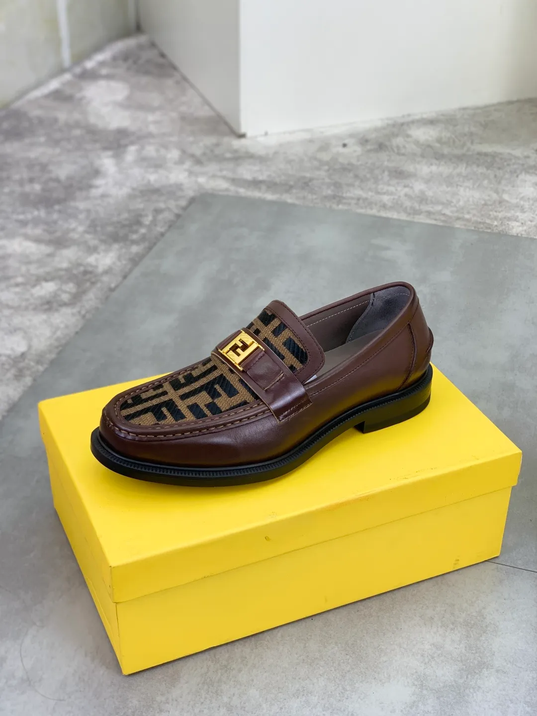 ​Men's shoes 💰P480💰[New model] Water dyed cowhide 🆘 The latest FENDI (Fendi) new casual leather shoes 🕶️🕶️Simple routing effect, showing an elegant and cool driving shoe 🎬Made of Italian 🇮🇹 imported calfskin + first-layer water-dyed cowhide lining🐂Excellent material🎬Detailed workmanship 🤗Comfortable foot feel➰➰. ​Pair it with any outfit to show your taste and temperament, low-key luxury ♻️Design ​simple and elegant ​noble and fashionable 🍃​Very loved and favored by trendy men 💓❤️Size: 38-44 2⃣️colors available